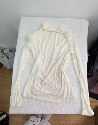 Camiseta blanca cuello alto manga larga