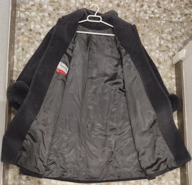 Abrigo gris con detalles de pelo