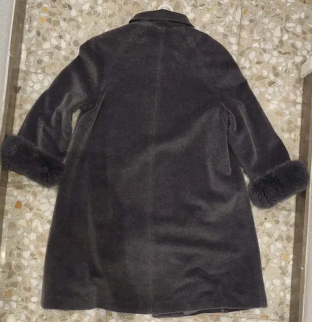 Abrigo gris con detalles de pelo
