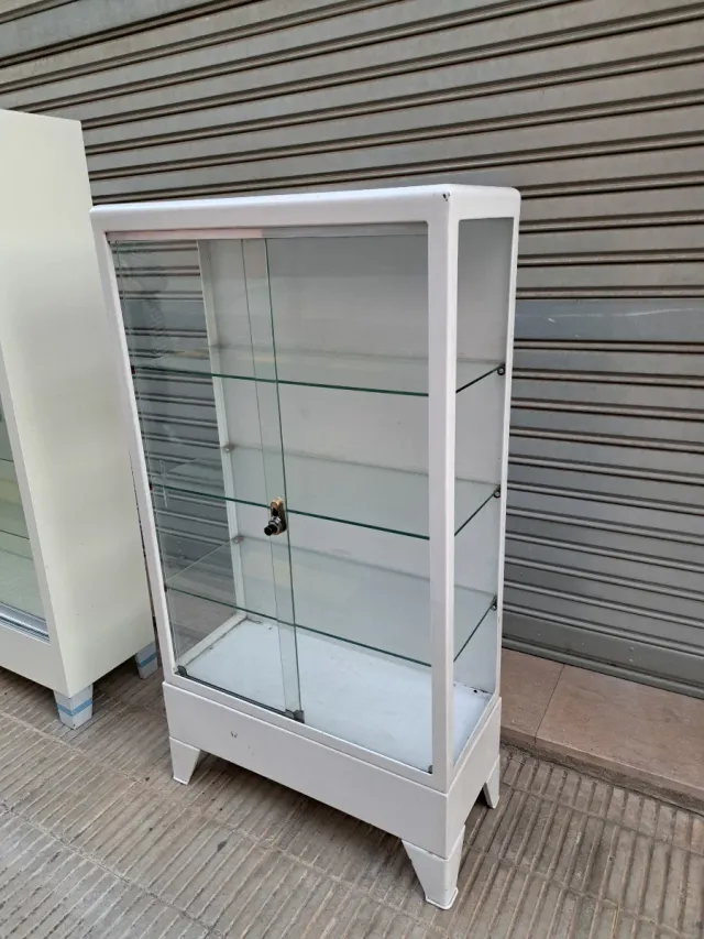 2 Vitrinas consultorio médico