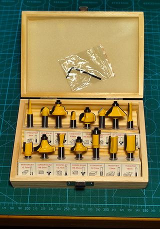 Estuche de madera con 15 fresas de 8mm. Nuevas