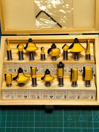 Estuche de madera con 15 fresas de 8mm. Nuevas