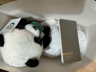 Peluche Panda, agenda, gorra blanca y bufanda.