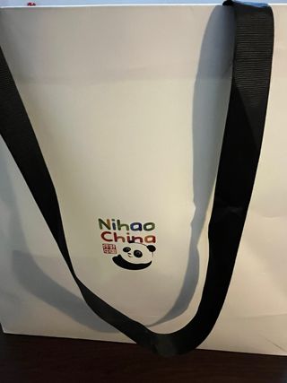 Peluche Panda, agenda, gorra blanca y bufanda.