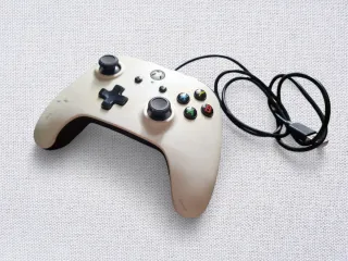 Xbox One S 500GB + Gears 5