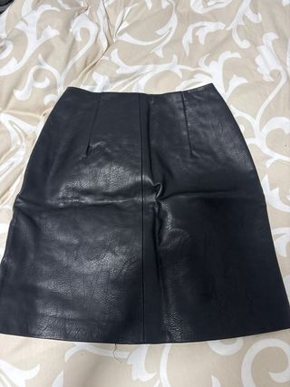 Falda negra cuero con dibujos