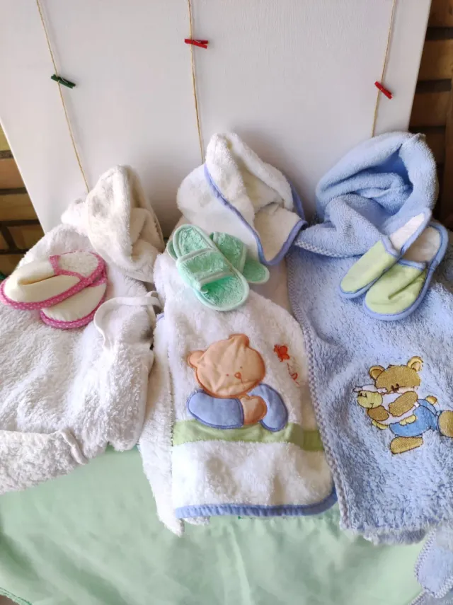 Albornoz y zapatillas bebé de rizo