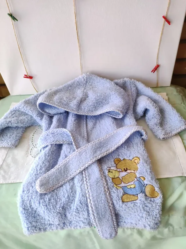 Albornoz y zapatillas bebé de rizo