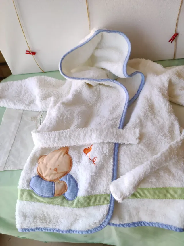 Albornoz y zapatillas bebé de rizo