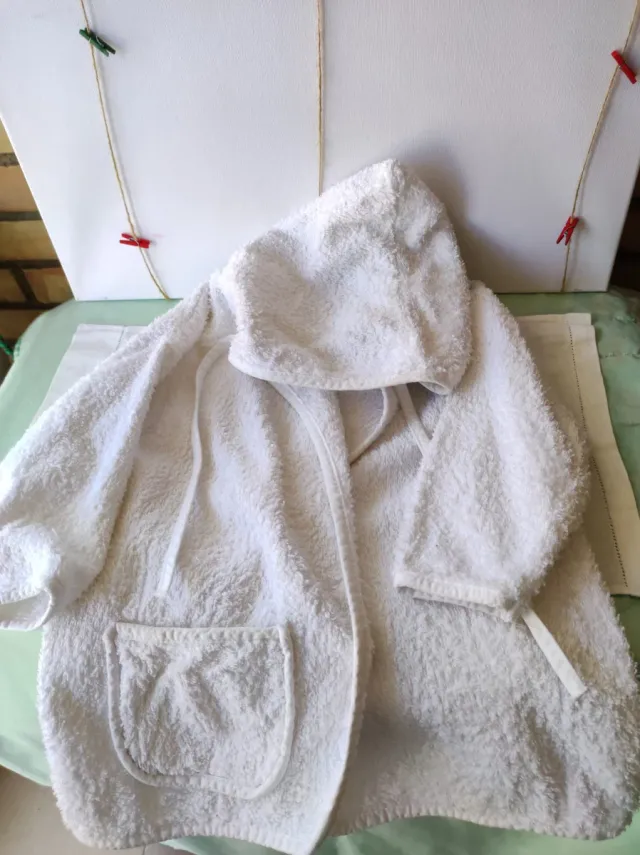 Albornoz y zapatillas bebé de rizo