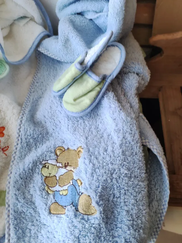 Albornoz y zapatillas bebé de rizo