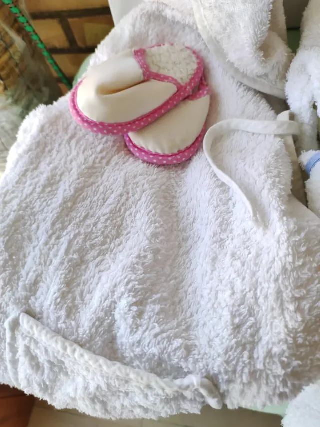 Albornoz y zapatillas bebé de rizo