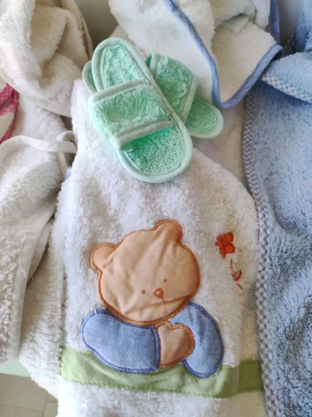 Albornoz y zapatillas bebé de rizo