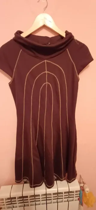 Vestido marrón con cuello amplio.