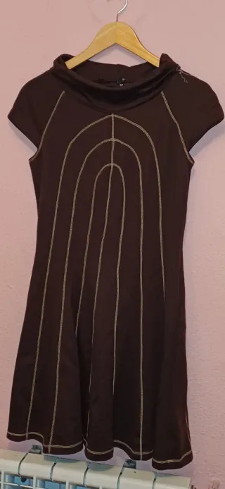 Vestido marrón con cuello amplio.
