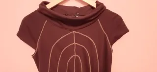 Vestido marrón con cuello amplio.