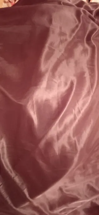 Vestido marrón con cuello amplio.