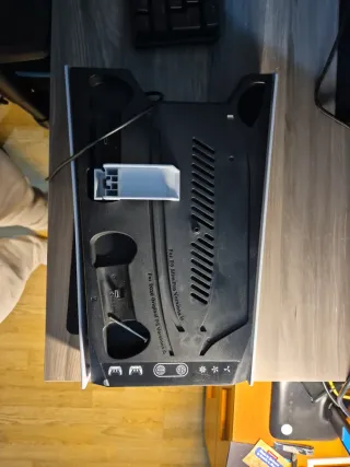 Se vende soporte para la play 5