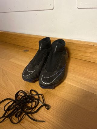 Zapatillas de fútbol Nike negras y azules