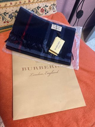 Bufanda azul, gris o marrón.