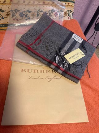 Bufanda azul, gris o marrón.