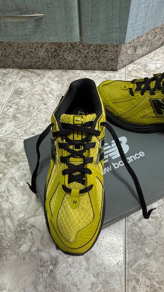 Zapatillas New Balance Amarillas y Negras, nuevas