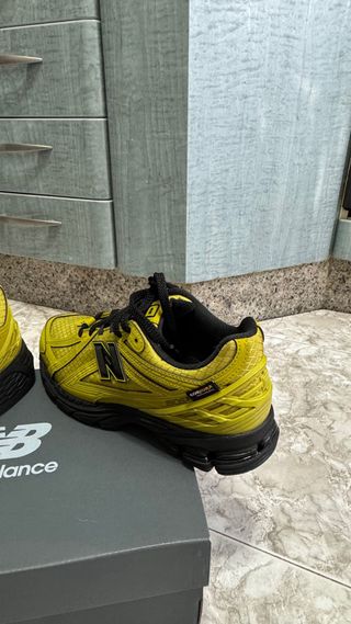 Zapatillas New Balance Amarillas y Negras, nuevas