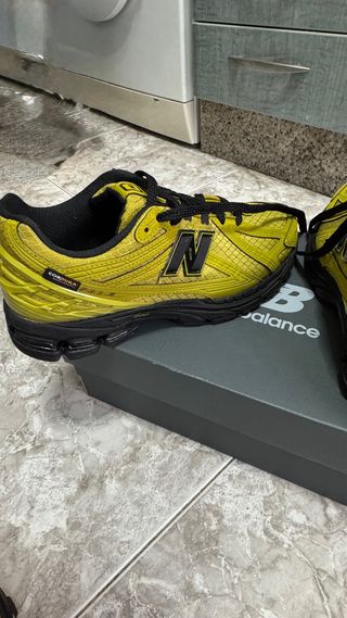 Zapatillas New Balance Amarillas y Negras, nuevas