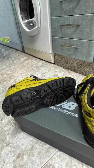 Zapatillas New Balance Amarillas y Negras, nuevas