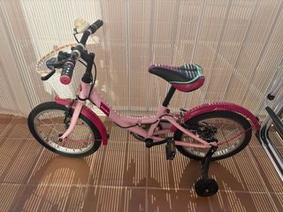 Bicicleta infantil rosa con ruedines