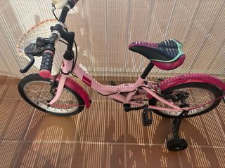 Bicicleta infantil rosa con ruedines