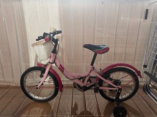 Bicicleta infantil rosa con ruedines