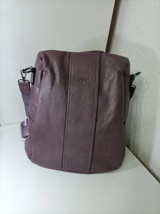 Mochila antirrobo impermeable morada.