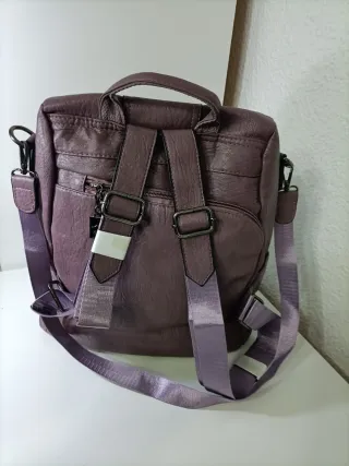 Mochila antirrobo impermeable morada.