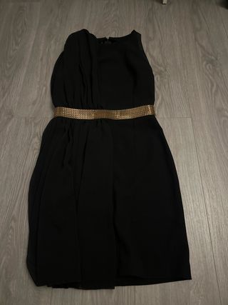 vestido negro con cinturón dorado