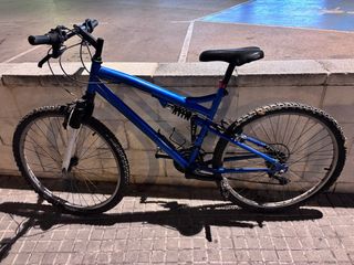 Bicicleta de montaña azul