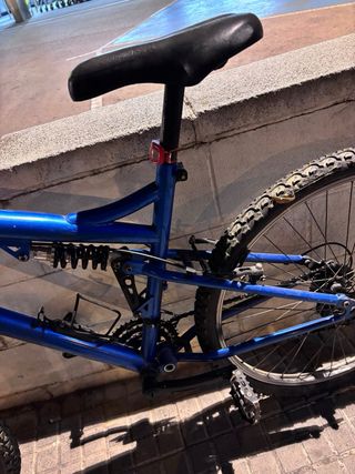 Bicicleta de montaña azul