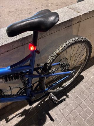 Bicicleta de montaña azul