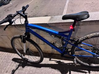 Bicicleta de montaña azul