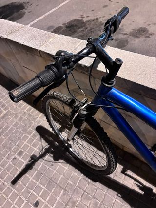 Bicicleta de montaña azul