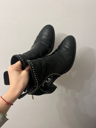 Botines negros de Zara con tachuelas. Talla 38.