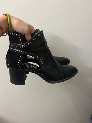 Botines negros de Zara con tachuelas. Talla 38.