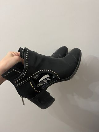 Botines negros de Zara con tachuelas. Talla 38.