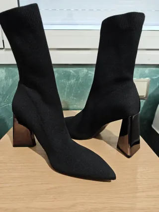 Botines calcetín Stradivarius negros y dorados