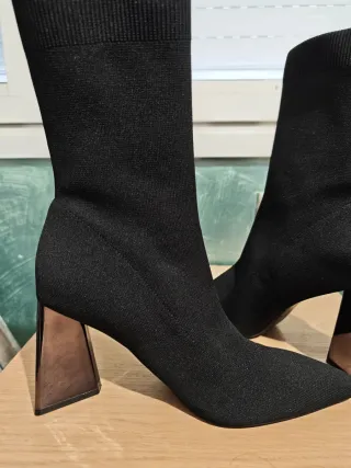 Botines calcetín Stradivarius negros y dorados