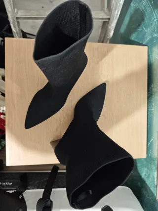 Botines calcetín Stradivarius negros y dorados