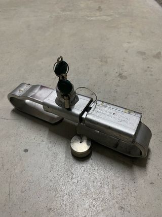 Cerrojos de seguridad con llave. 50€ cada uno.