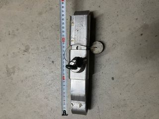 Cerrojos de seguridad con llave. 50€ cada uno.