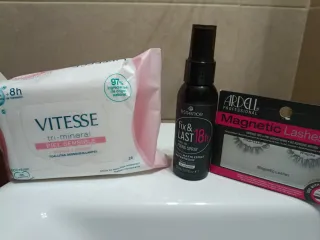Lote Maquillaje: Pestañas, Toallitas y Fijador
