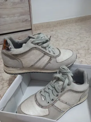 Zapatillas grises y plateadas con pedrería